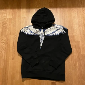 Marcelo Burlon Hoodie - Marcelo Burlon Hoodie i storlek (M), helt ny & tillkommer med påse! TAG FINNS FORTFARANDE PÅ!