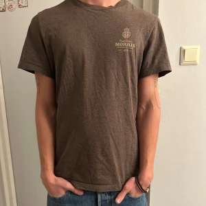 Brun Morris T-shirt  - Skön Morris Tisha i brun färg! Tröjan är i ett bra skick o passar fan till allt möjligt! Grabben på bilden e 180 65 kg! Vid frågor hör av er! Må bäst! // Vincent 