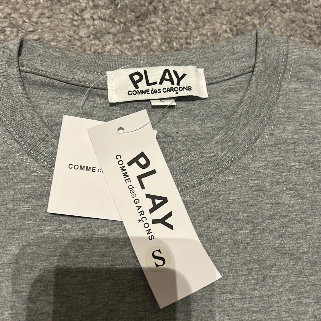 Grå Comme des Garçons Play t-shirt - 1