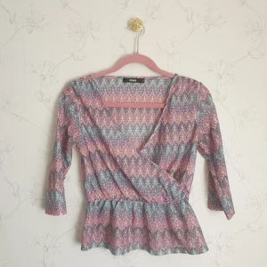 Missoni inspererad topp från Bikbok - 🌷FÖRST TILL KVARN!🌷En superfin Missoni inspererad topp från bikbok. Blusen är peplum formad med trekvartsärmar. Är mönstrad med turkos, lila och rosa & är en aning skir i material, toppen är ofodrad. Den är även lite guld glittrig. Mycket bra skick.