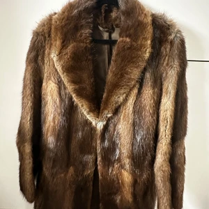 Brun äkta pälsjacka - Säljer en brun äkta pälsjacka, köpt vintage! Den är så så fin. Köpt för 3000kr. Har en vintage doft. 