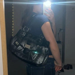 Gussaci väska  - Kommer tyvärr inte till användning💕Köpt secondhand och har därför små defekter men fortfarande jättesnygg ✨