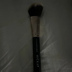 Hickap vinklad kabukiborste - Snygg vinklad kabukiborste från Hickap med svart handtag och roséguldfärgat fäste. Borsten är tät och mjuk, perfekt för att applicera foundation, bronzer eller rouge med precision. Modell 112 Angled Kabuki.