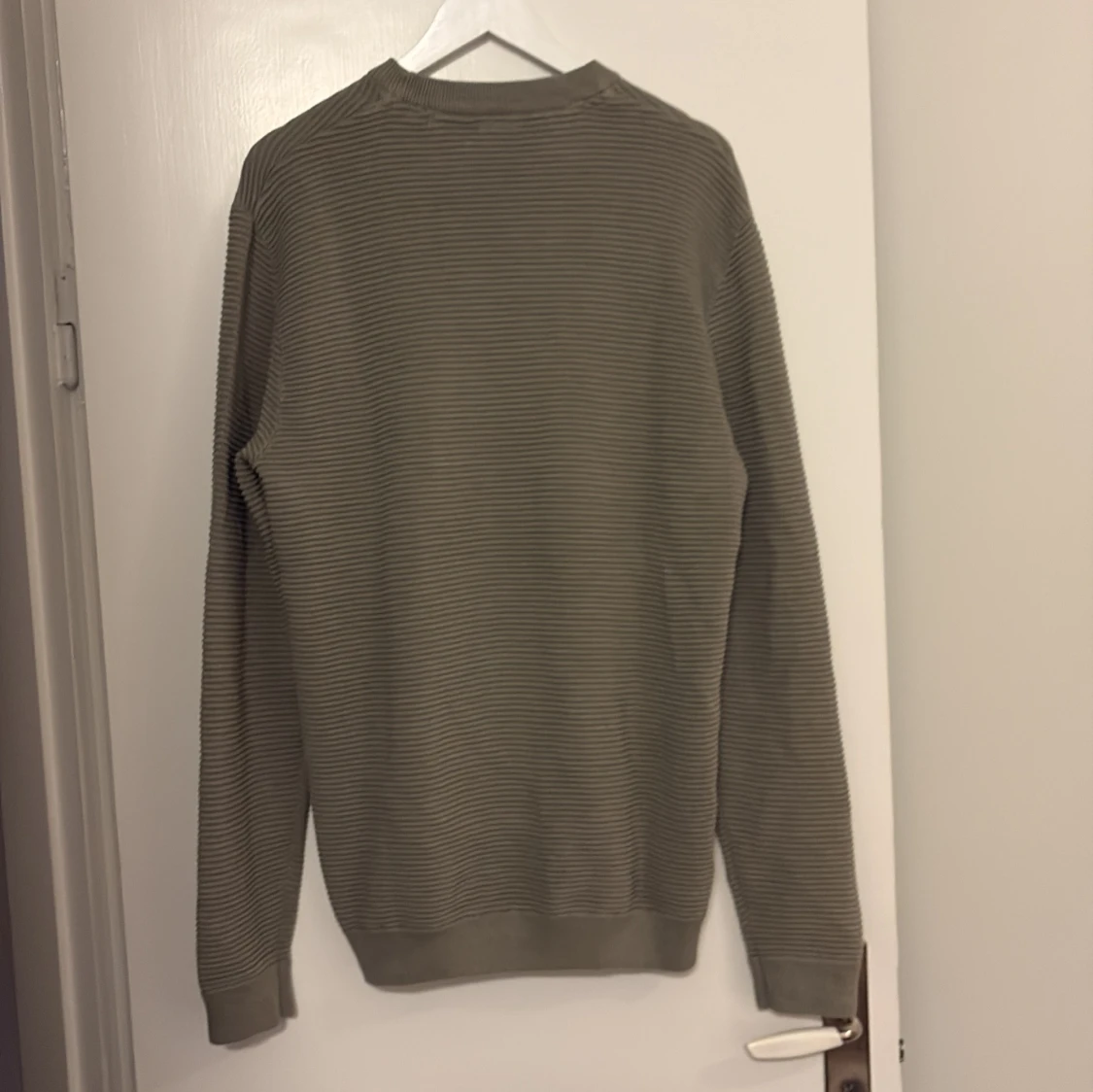 Randig beige stickad tröja från Solid - 1