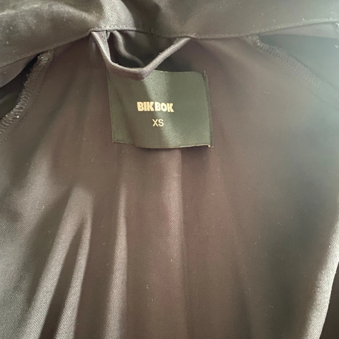 Svart trenchcoat från Bik Bok XS - 3