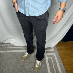 Jacob Cohën 688 - Storlek: W33. Skick: 9/10. Retail pris: 4000kr (+). Mått: 44x107cm - ytterbenslängd x midja. Modellen är 185cm & väger 80kg.