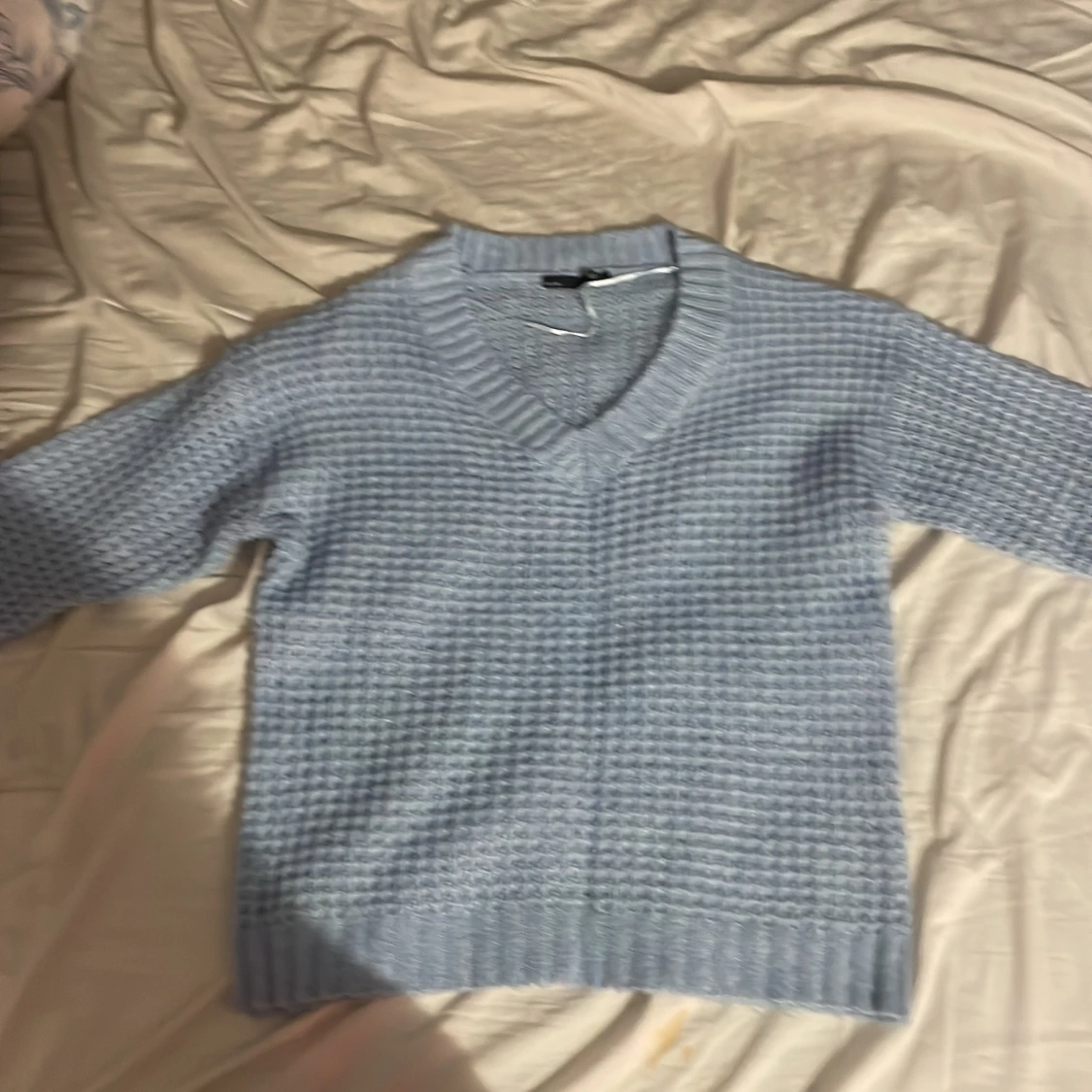 Ljusblå stickad v-ringad tröja