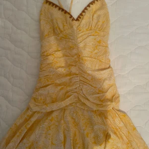 Gul klänning från Zara - Gul mönstrad klänning ifrån Zara i storlek XS, aldrig använd!