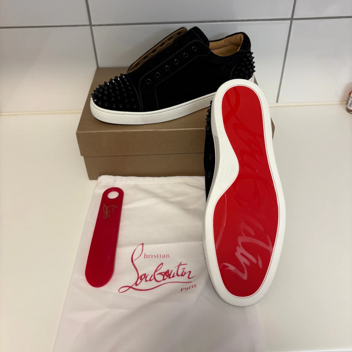 Christian Louboutin svarta sneakers med nitar