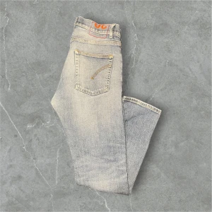 Ljusblå dondup jeans  - Snygga ljusblå dondup jeans / skick 9/10 (sytt litet hål vid skrevet) / modell dian  storlek W30 / kontakta via intresse eller annat och pris kan diskuteras!😊