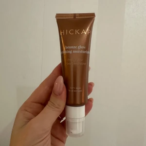 Hickap Bronze Glow Priming Moisturizer - Endast testad, säljer då den är lite för mörk för mig