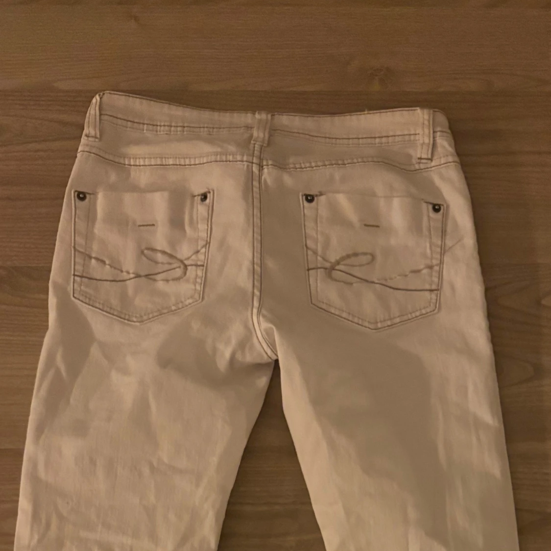 Vita lågmidjade jeans - 4