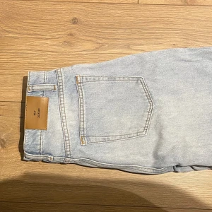 Ljusblå raka jeans från NLY Jeans - Snygga ljusblå jeans från NLY Jeans med klassisk femficksdesign och hög midja. Jeansen har raka ben med slits vid benslut och är tillverkade i mjukt denimtyg. 