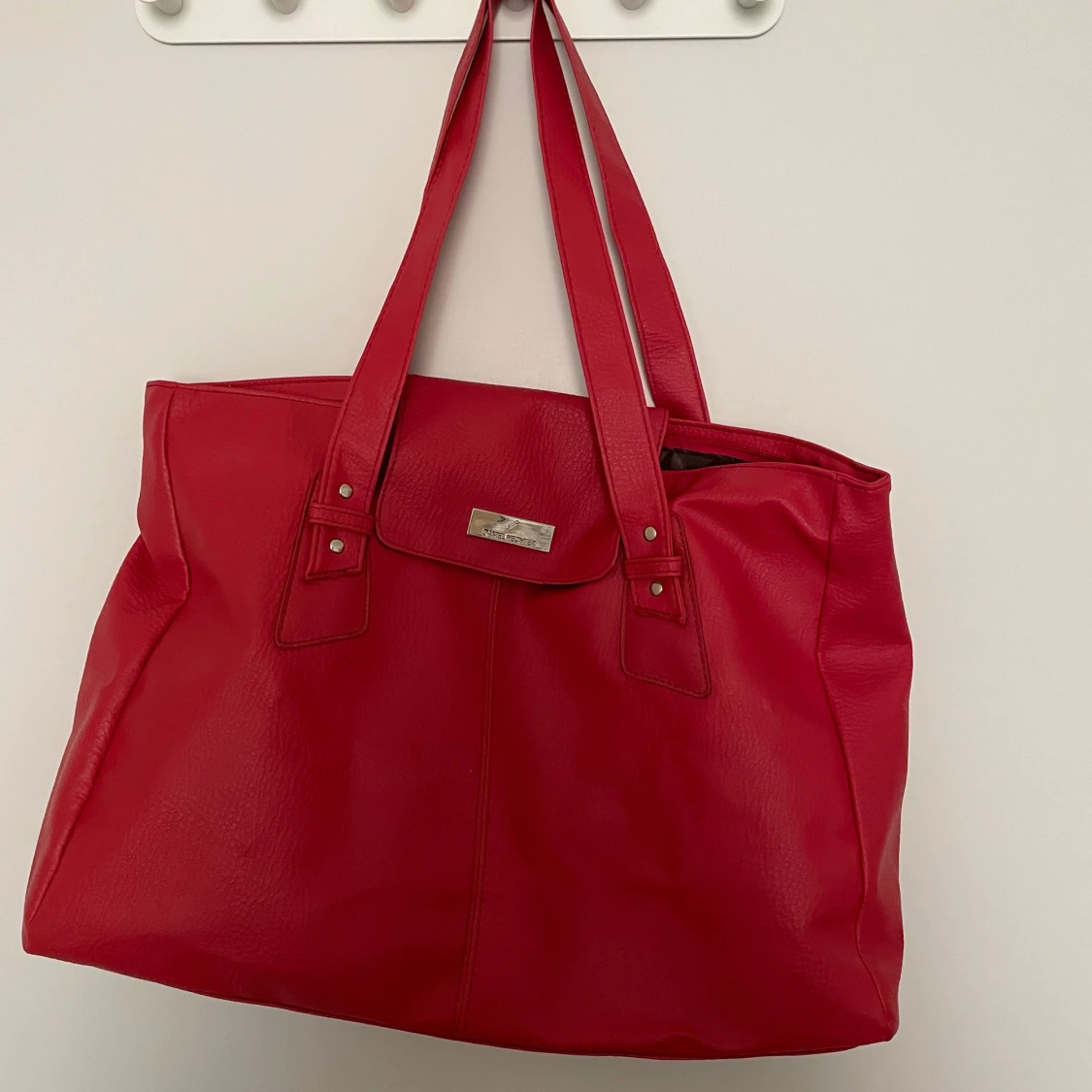 Röd axelväska i skinnimitation