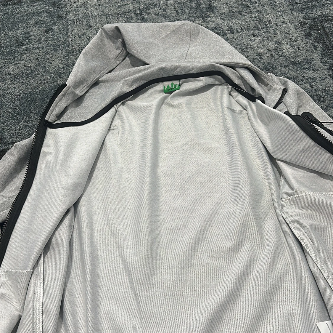 Grå vindjacka från Nike med huva - 2