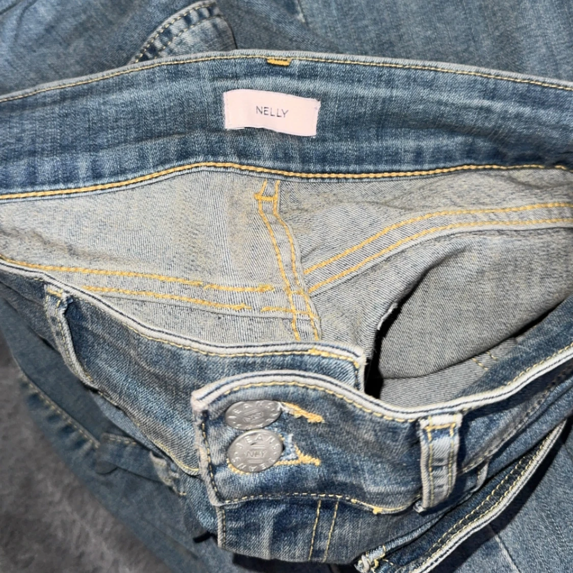 Blå bootcut jeans med fickdetaljer - 4