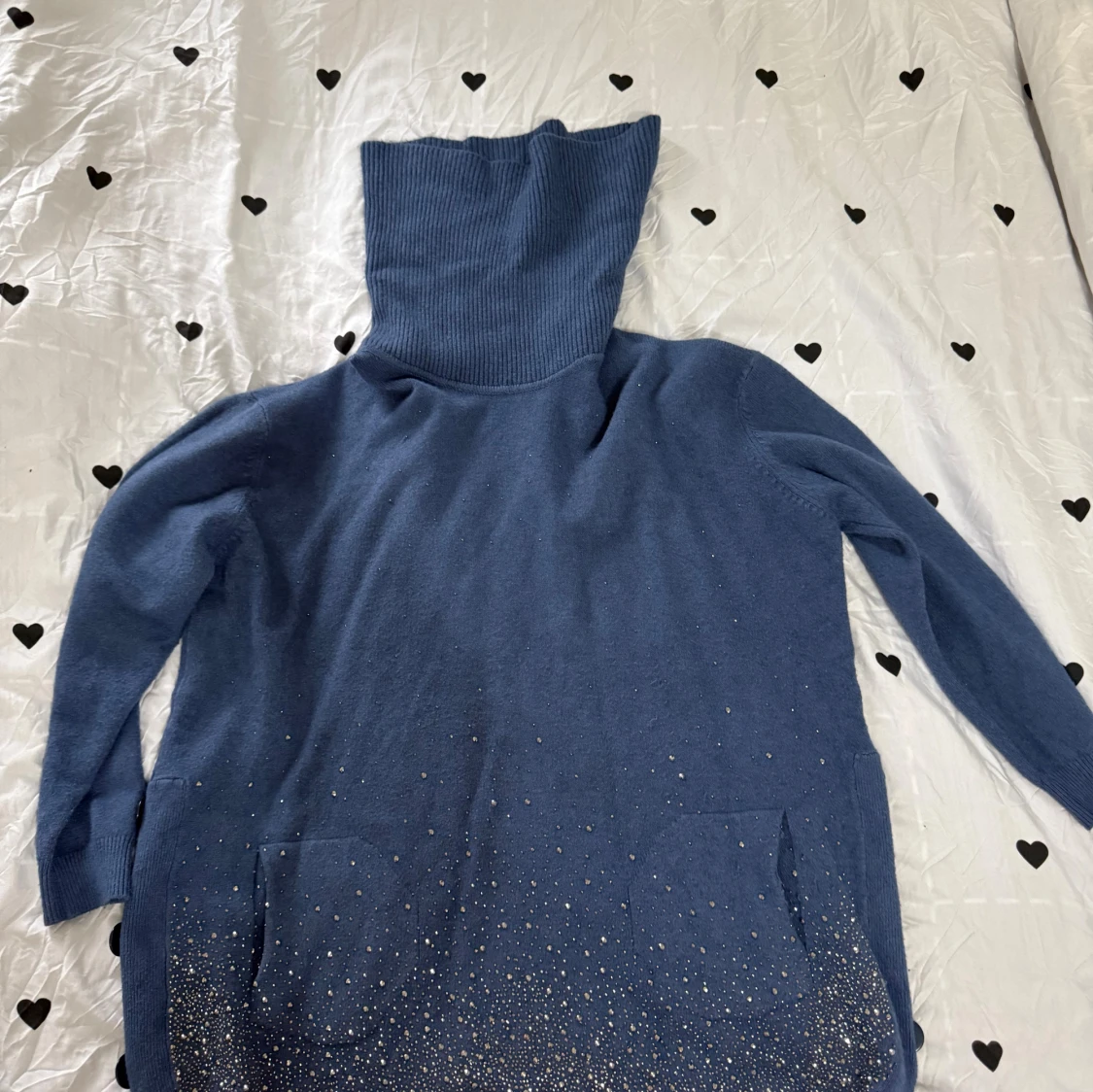 Blå polotröja med glitterdetaljer