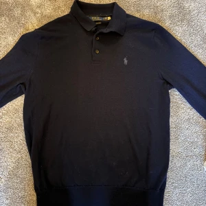 Långärmad pikétröja från Ralph lauren - Schysst långärmad pikétröja i marinblå från Ralph lauren i gott skick!