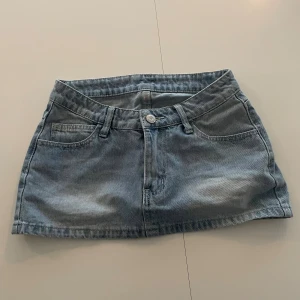Blå jeanskjol i klassisk modell - Säljer denna snygga kjol eftersom den är för liten för mig🩷den har en låg midja och är perfekt till sommaren! Använd några gånger 