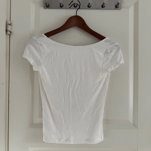 Vit croppad topp från Gina Tricot - Säljer en vit croppad topp från Gina Tricot i storlek S. 