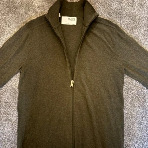 Mörkgrön full zip från selected homme - Säljer en stilren mörkgrön full zip från selected homme!