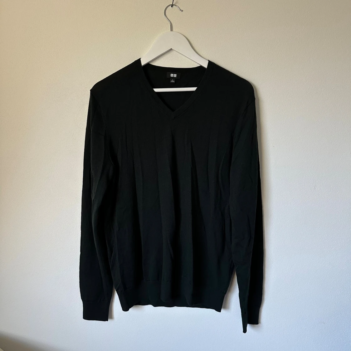 Mörkgrön v-ringad ulltröja från Uniqlo