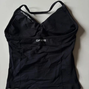 Top Dfyne Impact - DFYNE top i svart, storlek S. Säljer då den inte passar och jag har redan köpt i en större storlek.