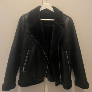 Fordrad skinnjacka  - Fordrad skinnjacka från Zara i storlek XS. Säljer då den är för liten och inte används längre