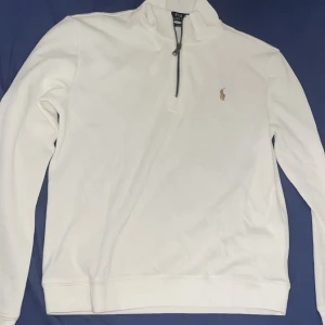 Vit half zip tröja från Polo Ralph Lauren - Quarter zip Polo Ralph Lauren i vit med guld logga i mycket mycket bra skick endast haft på den en gång ute helt ny utan märkbar användning 
