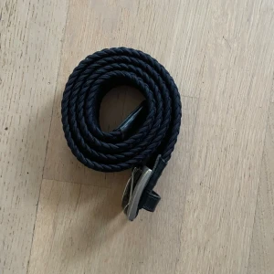 Flätat bälte - Svart flätat bälte för båda men och kvinnor från Kapphal. Org pris 349kr.