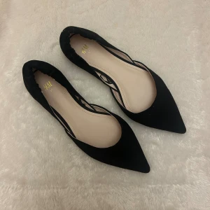 Svarta ballerinaskor med spetsig tå - Såå snygga svarta ballerinaskor från H&M med spetsig tå och elastisk häl. Tillverkade i mjuk mocka-look. Säljer då dom tyvärr är för små för mig. 💓