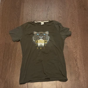 Kenzo t-hirts  - Det är 4 stycken Kenzo tröjor i färgerna mörk grön, svart,mörk blå och vit. Bra kvalitet och sköna att bära. Alla 4 kan man få för 700 me. En kostar 200.
