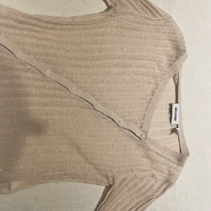 Topp från Weekday - topp från Weekday med knappar, knappt använd