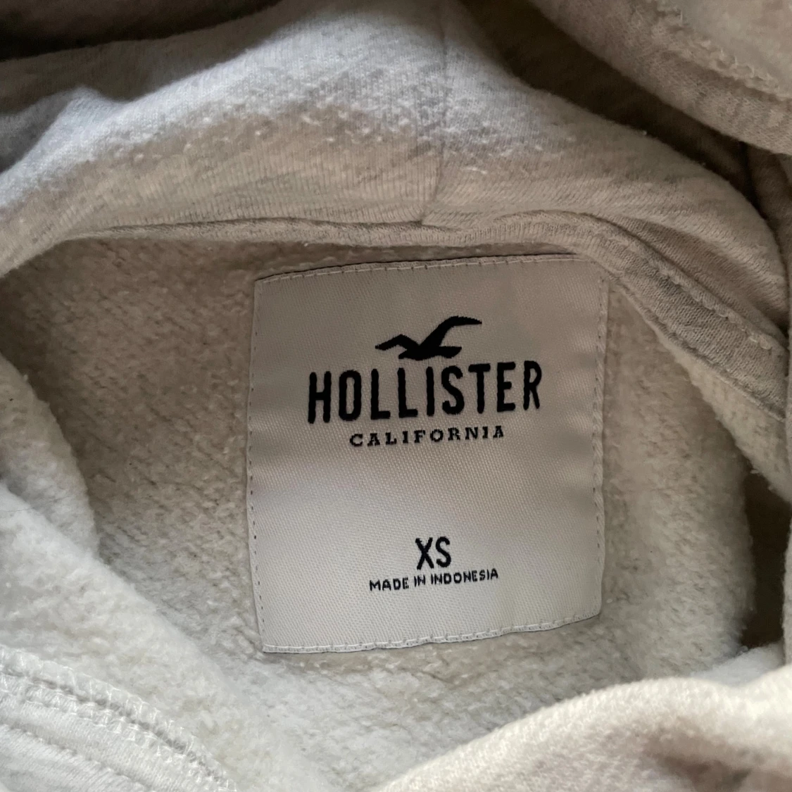 Ljusgrå hoodie från Hollister  - 3