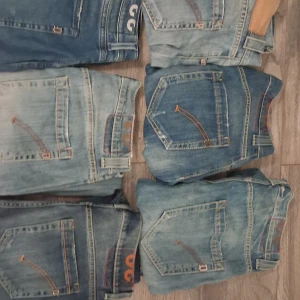 Dondup geroge jeans 6 styckna reselling packet - Säljer 6 par dondup jeans, 5 par dondop geroge från storlek w30-33 och ett par dondup jeans i storlek w32. Alla jeansen är I riktigt fint skick och har inga defekter. Nypris för alla är 12000kr, detta är perfekt för dig som vill börja resella går lätt att sälja för 4000kr.