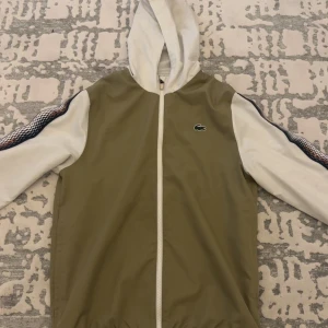 La coste vindjacka  - La coste vindjacka som är i mycket bra skick.