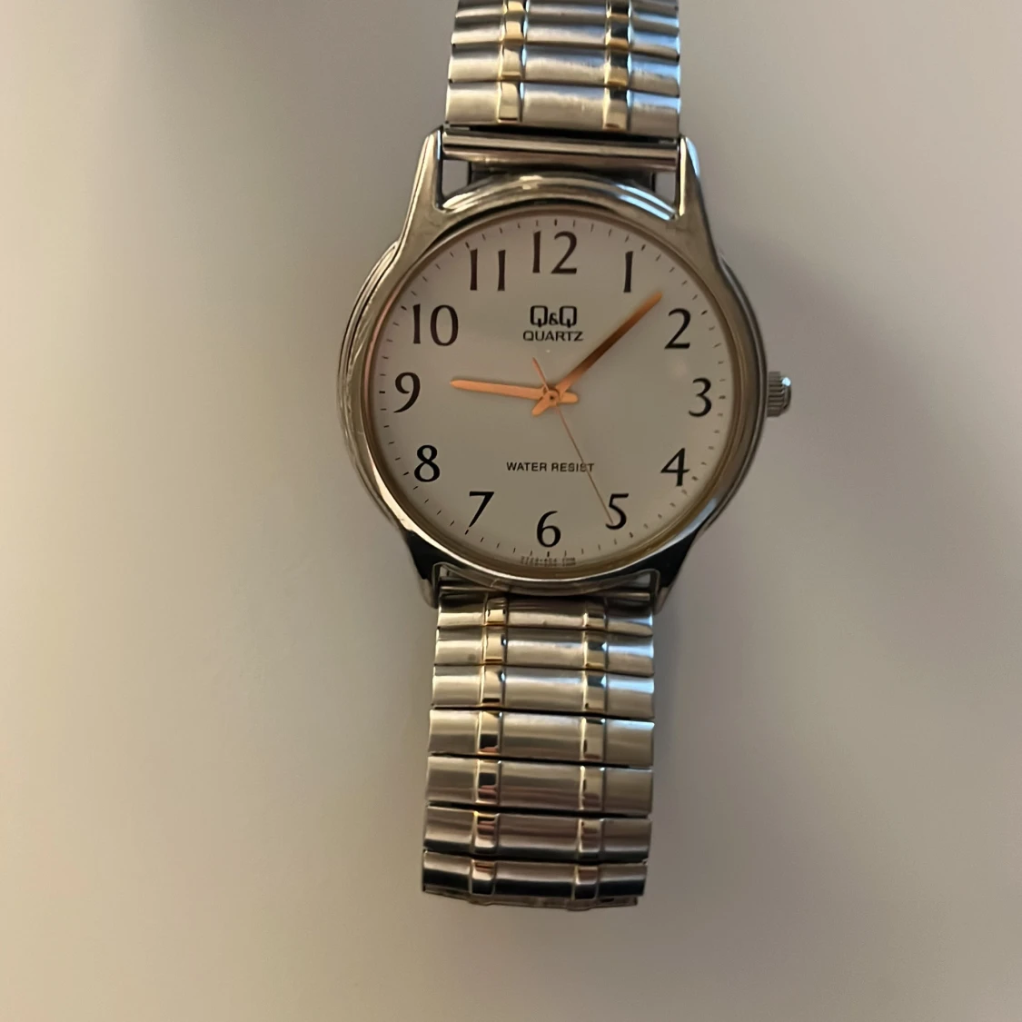 Q&Q silverfärgad armbandsklocka