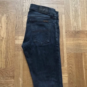 Mörkblå jeans från Nudie Jeans, 29/34 - Ett par Nudie jeans i topp skick! Inga defekter som fläckar och hål och jeansen är i storlek 29/34 men passar nog närmare waist 28/27! Om du undrar något mer är det bara att fråga!