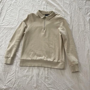 Half zip - Beige half zip från Asos. Storlek M. 