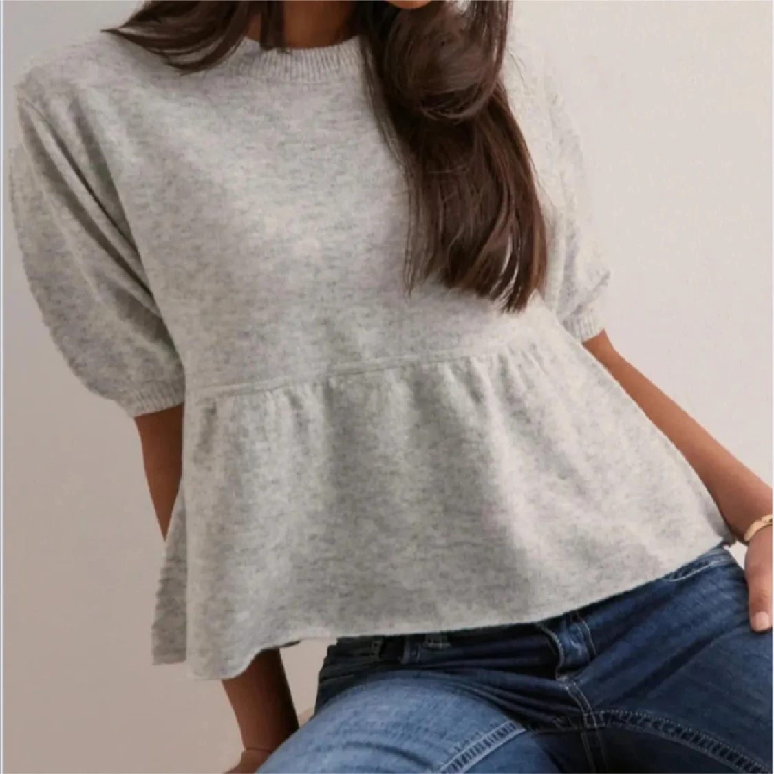 Grå peplum topp med kort ärm - 1