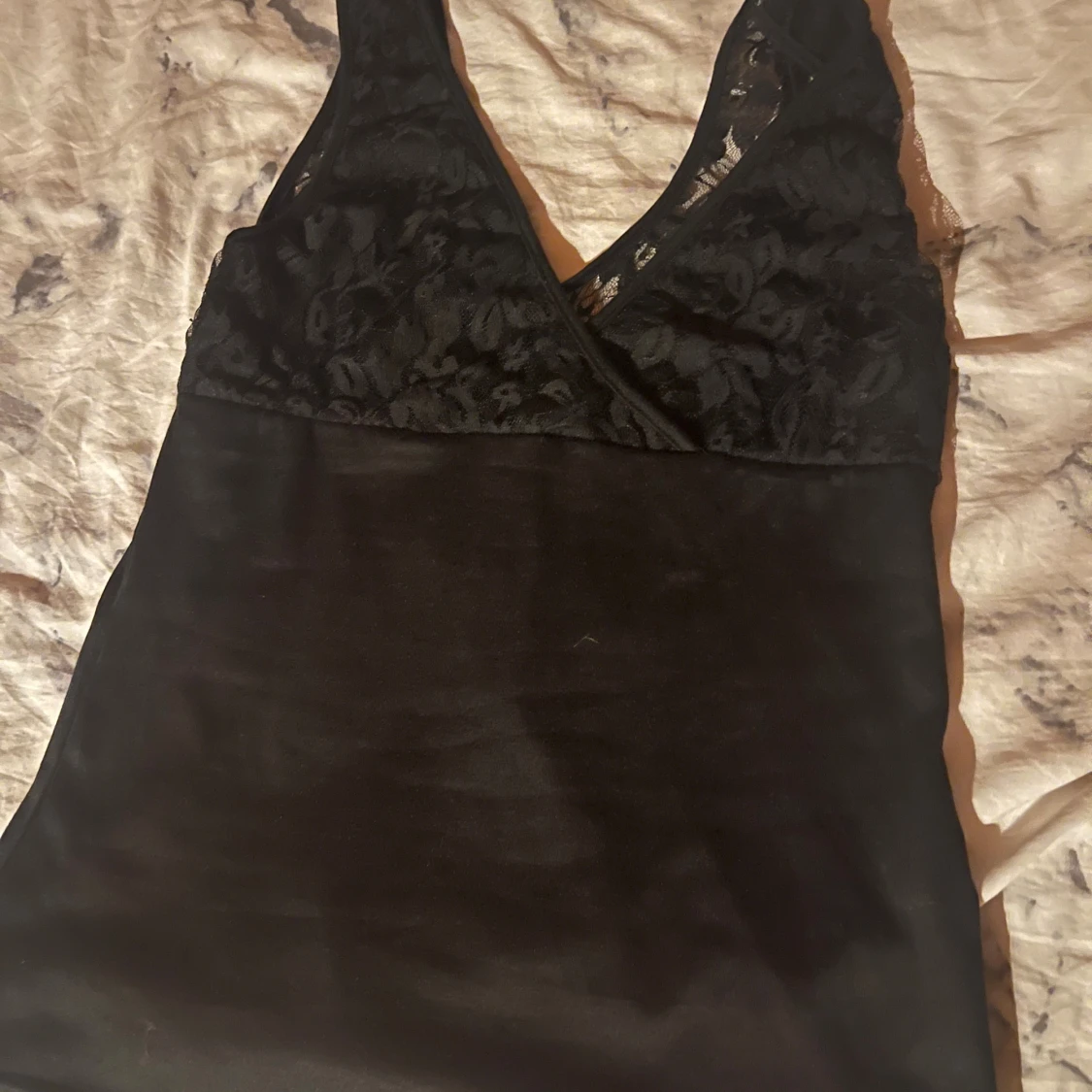 Svart linne med spetsdetaljer - 1