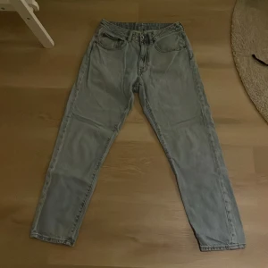 Ljusblå jeans - Säljer ett par ljusgrå jeans från Vailent i storlek S. Använd ganska mycket men fortfarande fina. Passar ca 170 till 175. 