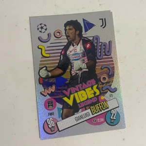 Fotbollskort Legend: Buffon - Coolt samlarkort med fotbollslegendaren Gianluigi Buffon! Perfekt för dig som älskar fotboll, samlar på sportkort eller vill ha en unik detalj till din samling. 