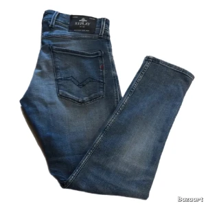 Blå Replay Anbass jeans - Säljer ett par replay jeans med modellen anbass, hör av dig vid intresse. Dom är ungefär helt nya knappt använda, nypris 1199kr!!