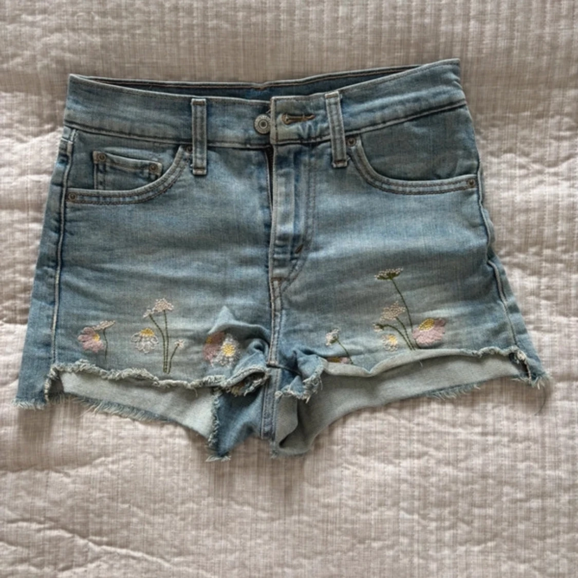 Levi's ljusblå jeansshorts med broderi - 1