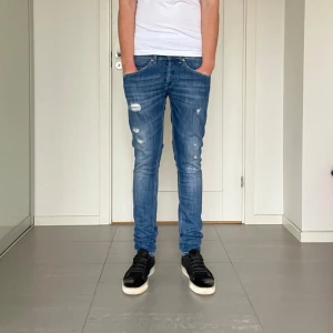 Dondup George Jeans  - Säljer nu dessa Dondup George Jeans med snygga slitningar i populär design, skriv för fler bilde/frågor🙌🏼