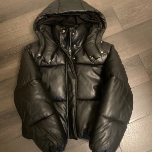 Svart pufferjacka - Säljer en svart pufferjacka från Bershka!