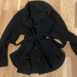 Svart kappa - Kappa storlek XS/S.