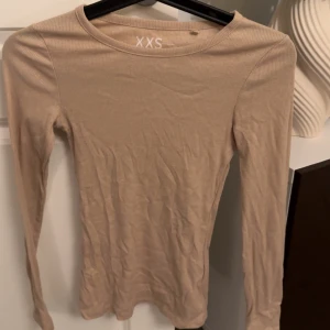 Långärmad tröja  - Oanvänd, normal i storleken.