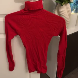 Röd polotröja  - Oanvänd, normal i storleken.